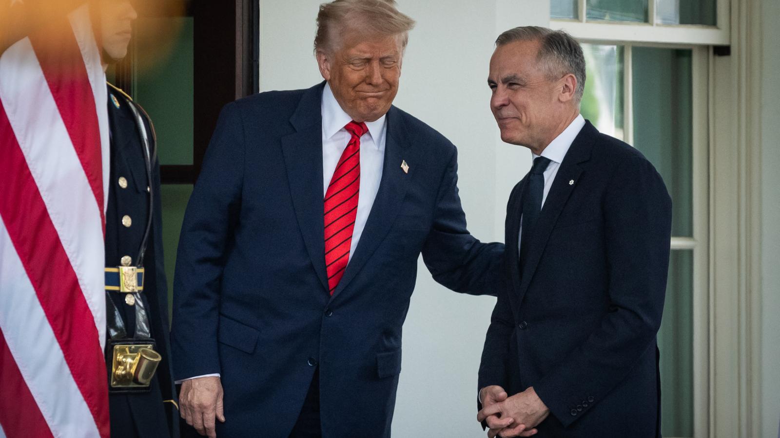 Donald Trump amerikai elnök és Mark Carney, Kanada miniszterelnöke a Fehér Házban 2025. május 6-án.