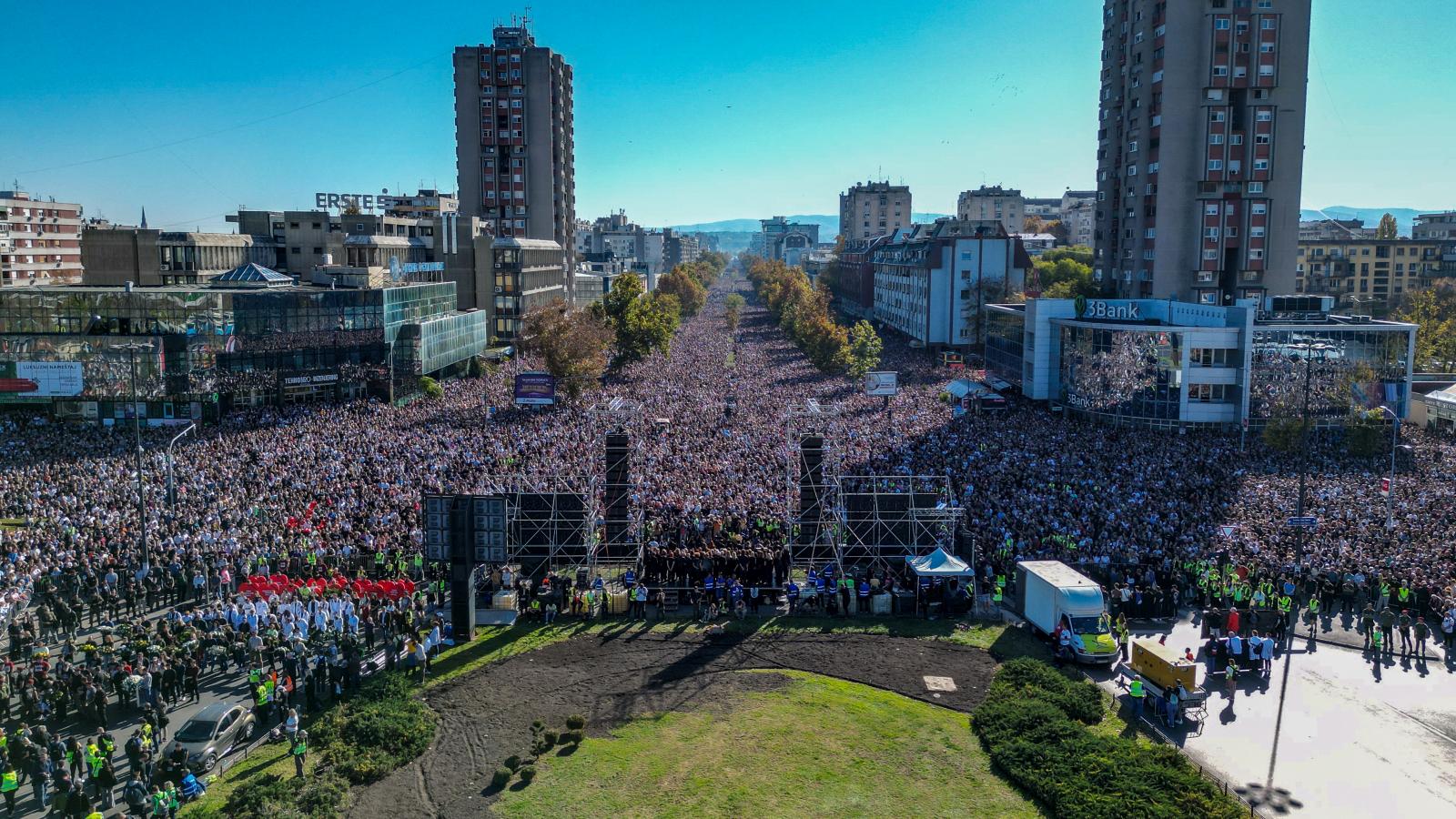 Az Újvidéken összegyűlt tömeg felülnézetből