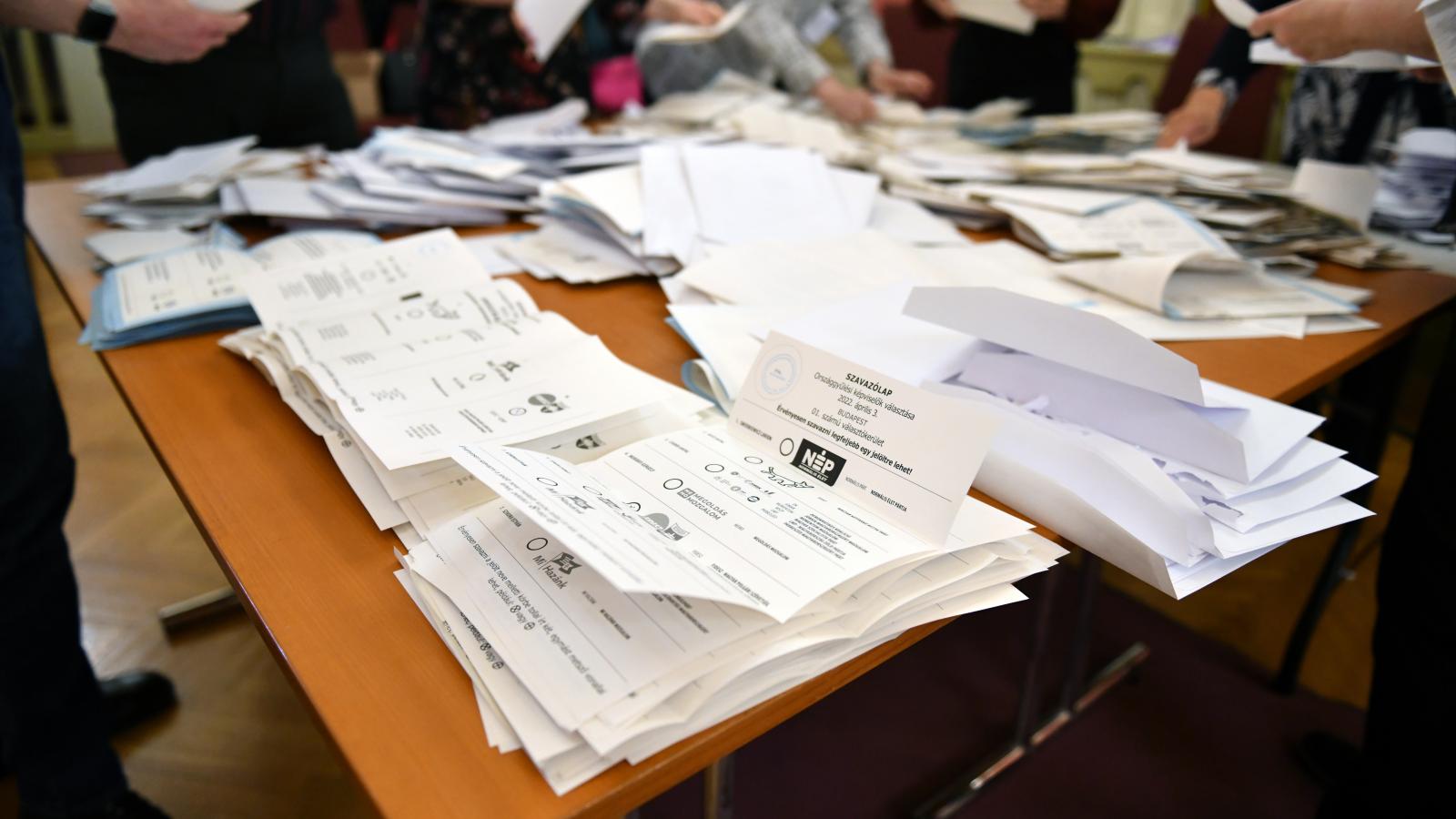 Kiélezett helyzetben különösen fontos lehet a hivatalos szavazatszámlálók munkája