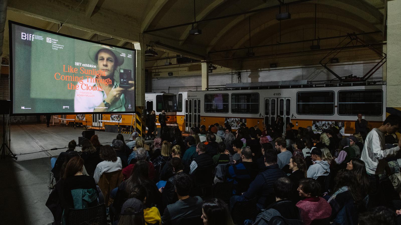 A villamost a feszültebb jeleneteknél időről időre életre keltették, külső és belső lámpáit fel-felvillantották. Először véletlennek tűnt, és a frászt hozta az emberre...