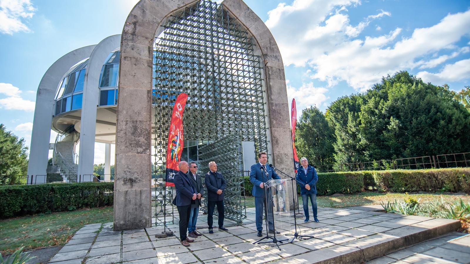 Megújul az emlékhely, kérdés, jó helyen-e? Nyul Zoltán, az építési tárca helyettes államtitkára beszél 2025. október 2-án