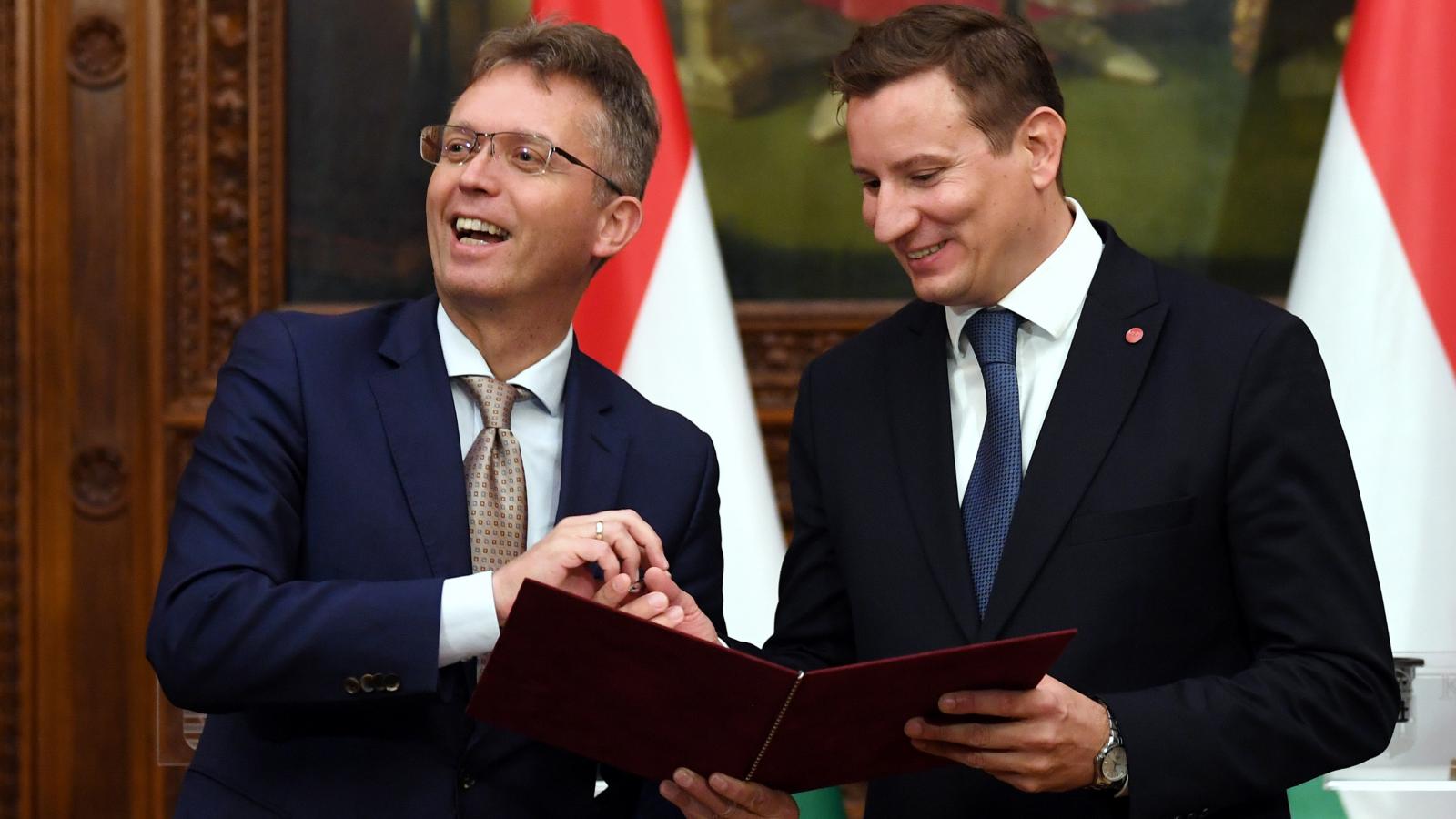 Hankó Balázs kulturális és innovációs miniszter és Zsigmond Gábor, a Magyar Nemzeti Múzeum főigazgatója, a Magyar Nemzeti Múzeum Közgyűjteményi Központ (MNMKK) új elnöke