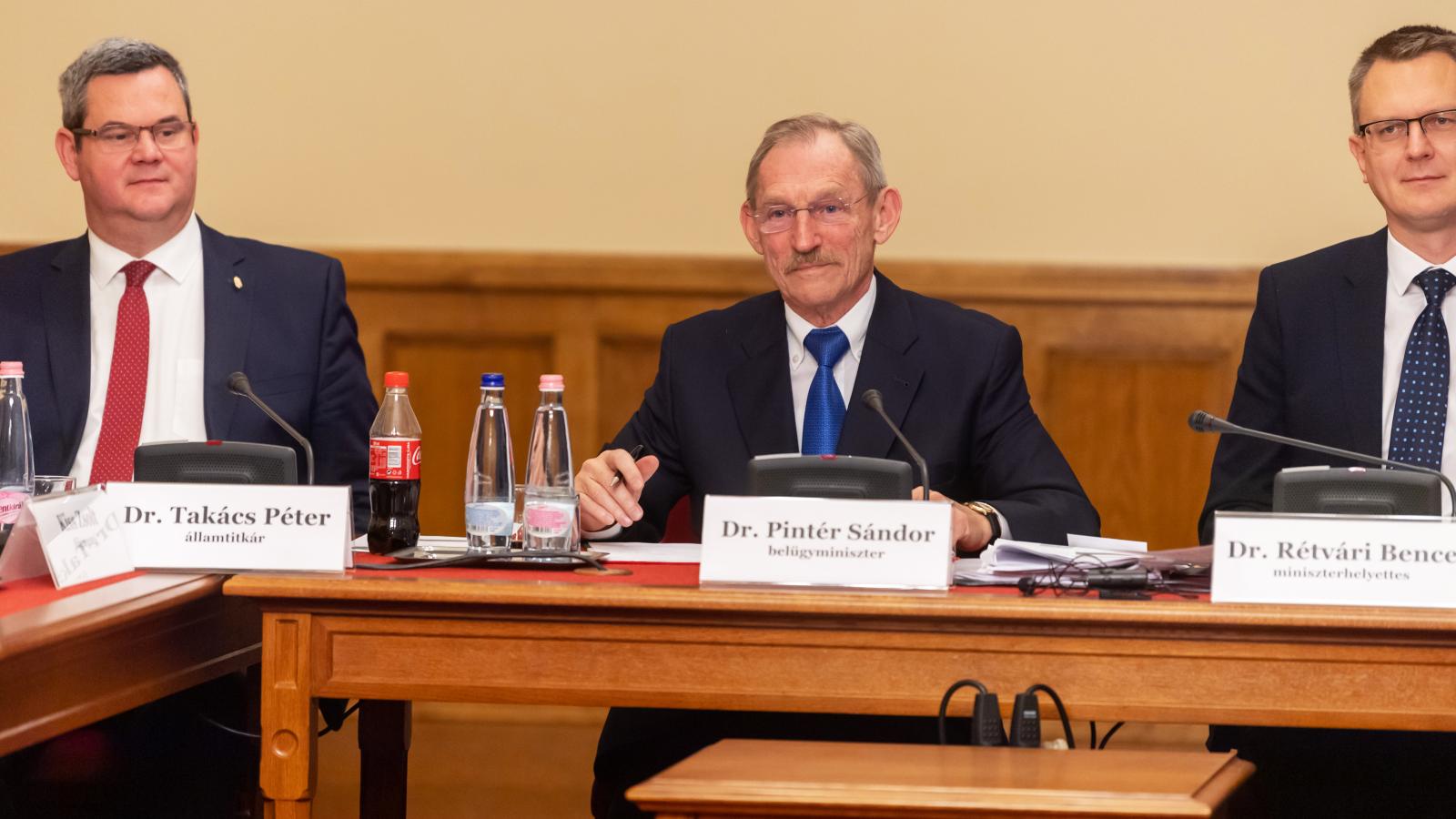 Pintér Sándor 2023. november 28-án Takács Péter egészségügyi államtitkár és a parlamenti államtitkár, Rétvári Bence társaságában