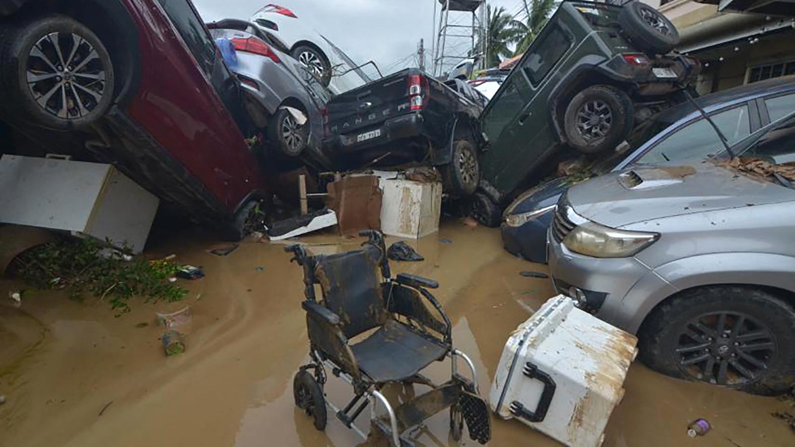 Felborult, egymás hegyén-hátán fekvő járművek a Kalmaegi tájfun által kialakult heves esőzések nyomán elárasztott utakon a Fülöp-szigetek középső részén, 2025. november 4-én.