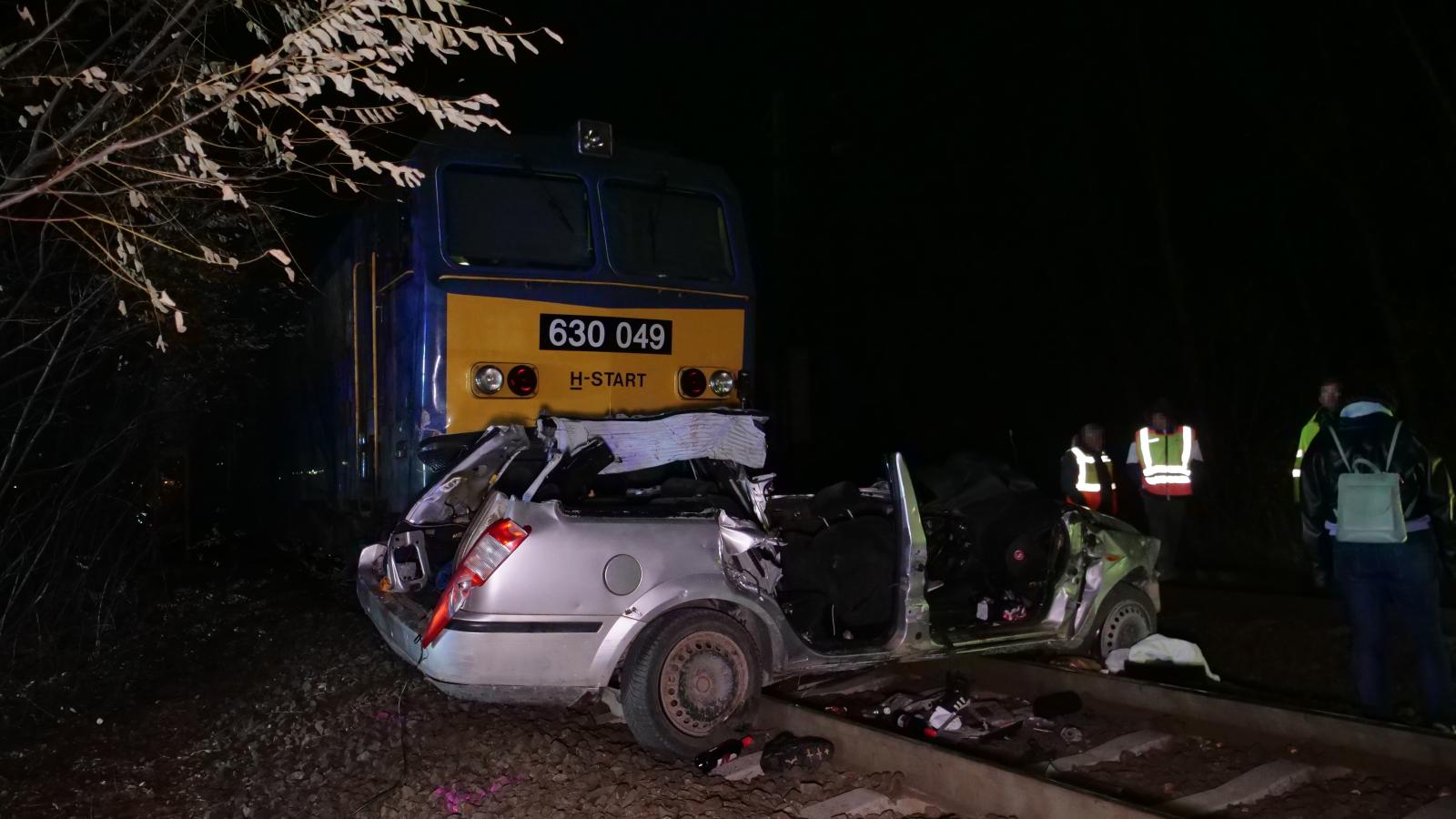 Összeroncsolódott személyautó, miután összeütközött egy intercity vonattal Szentmártonkátán