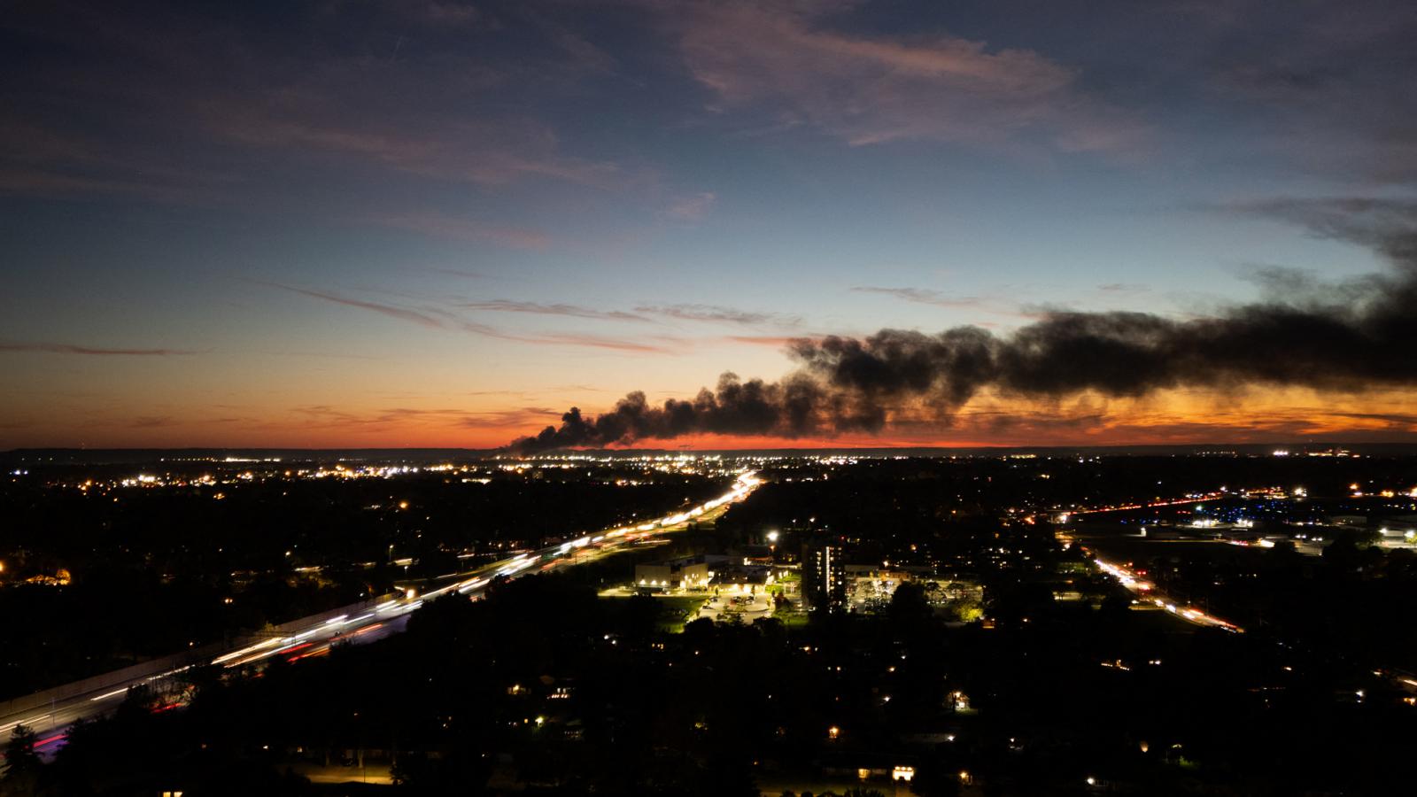 Füst száll fel a UPS teherszállító repülőgépének lezuhanásának helyszínéről.