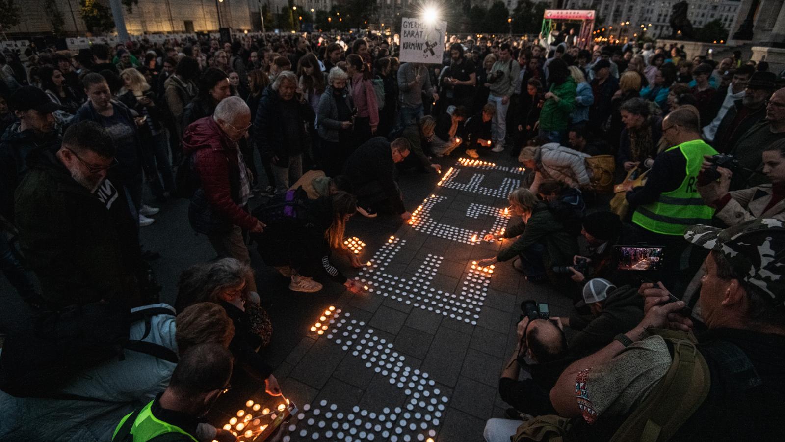 A kétfarkúak szeptemberi demonstrációja a gyermekvédelem áldozataiért. Most maga a gyermekvédelem lett áldozat
