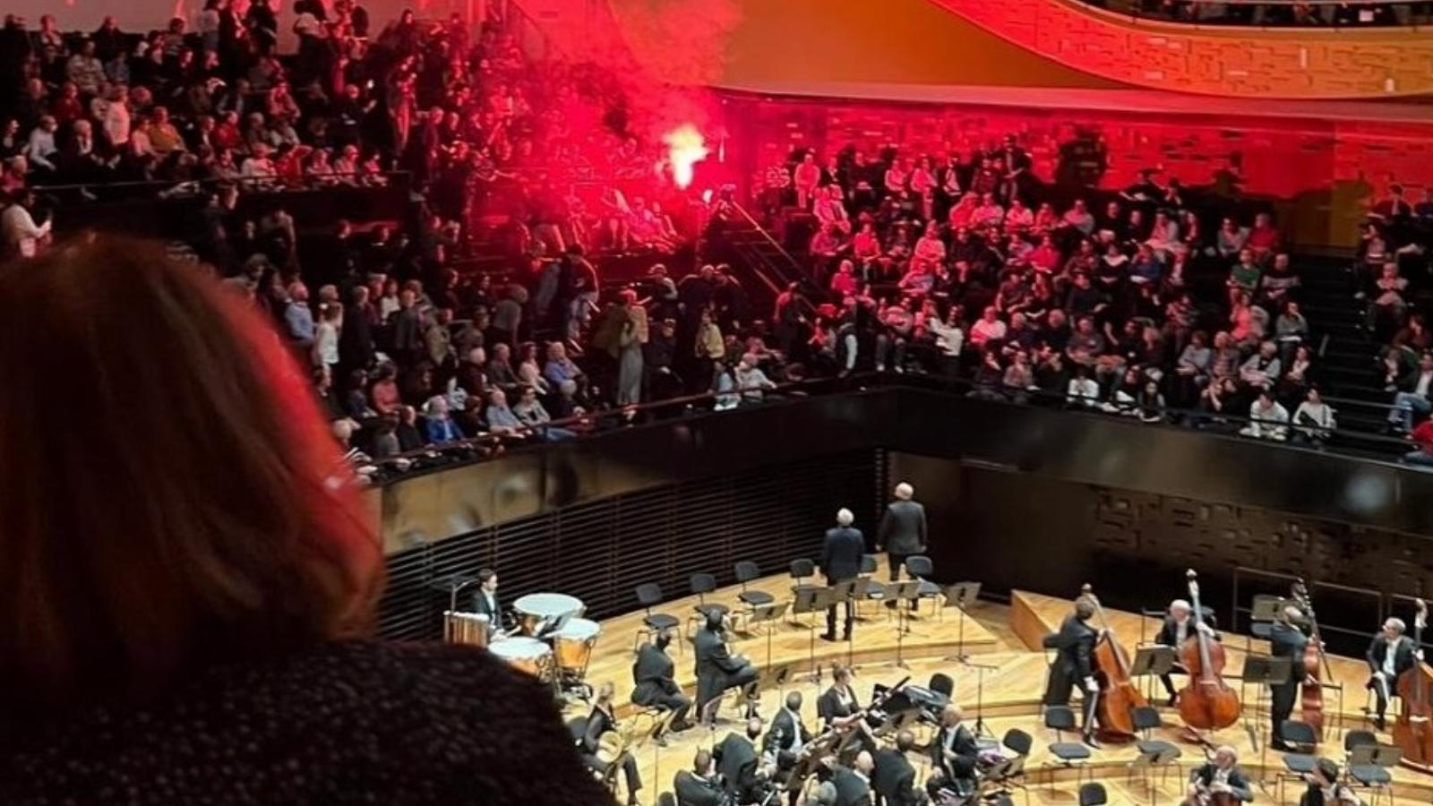 Jelzőrakétákkal is megzavarták a koncertet, a Pierre Boulez-előadóterem egy pontja megtelt füsttel. A hangverseny végül folytatódott