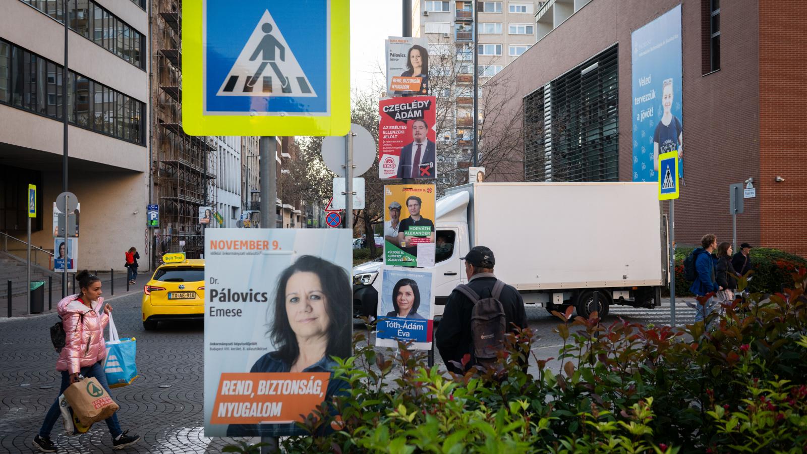 Választási plakátok Józsefvárosban.