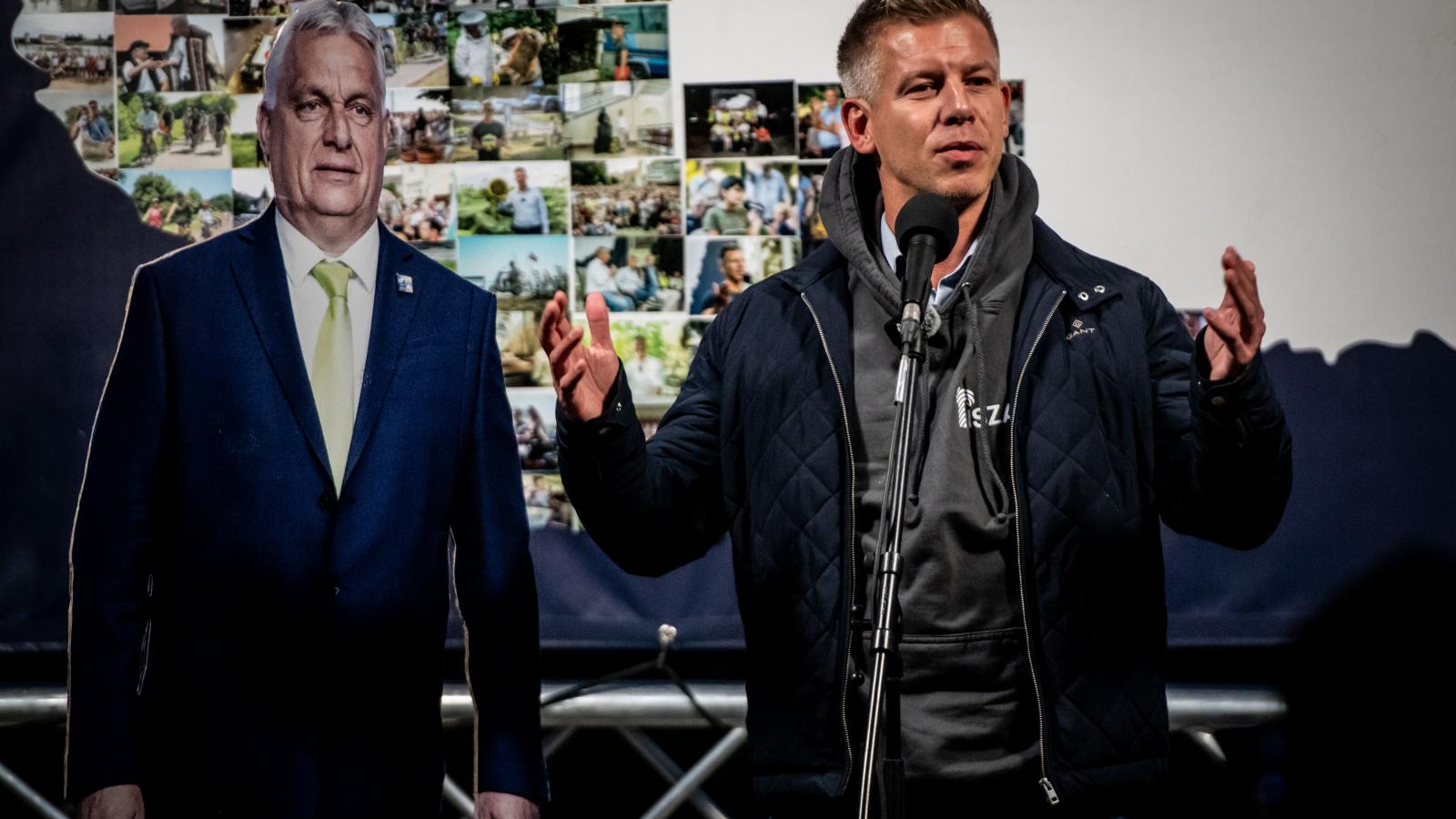 Magyar Péter egy Orbán-bábuval Oroszlányban szeptember 30-án