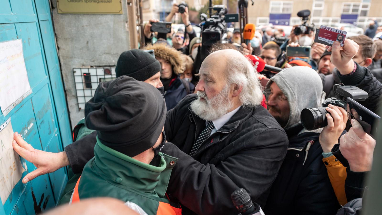 Iványi Gábor, a vádlott lelkész. Hatóság elleni erőszakkal gyanúsítják