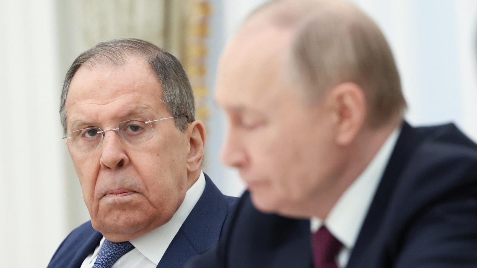 Szergej Lavrov azon kevesek egyike, akik évtizedek óta Vlagyimir Putyin bizalmi emberei. 2004 óta Oroszország külügyminisztere. Kegyvesztettségéről szóló hírek meglepőek, de nem hihetetlenek, hiszen Putyin már korábban is számos bizalmi emberéből csinált