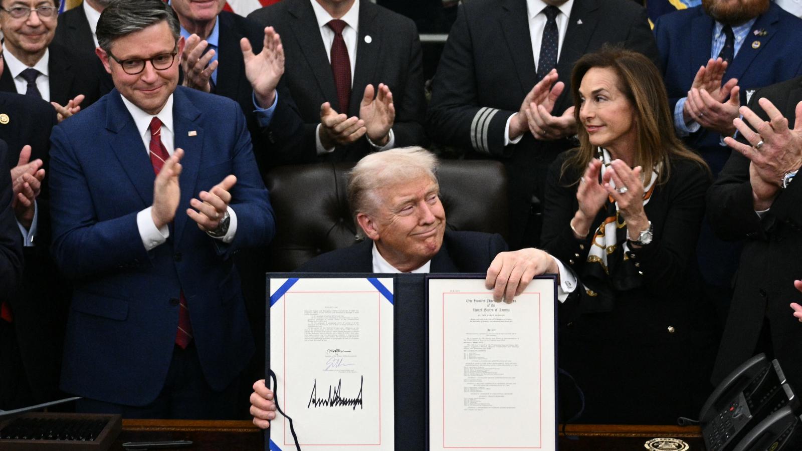 Donald Trump amerikai elnök már alá is írta a kormányzati működés újraindulását lehetővé tevő átmeneti költségvetési törvényt