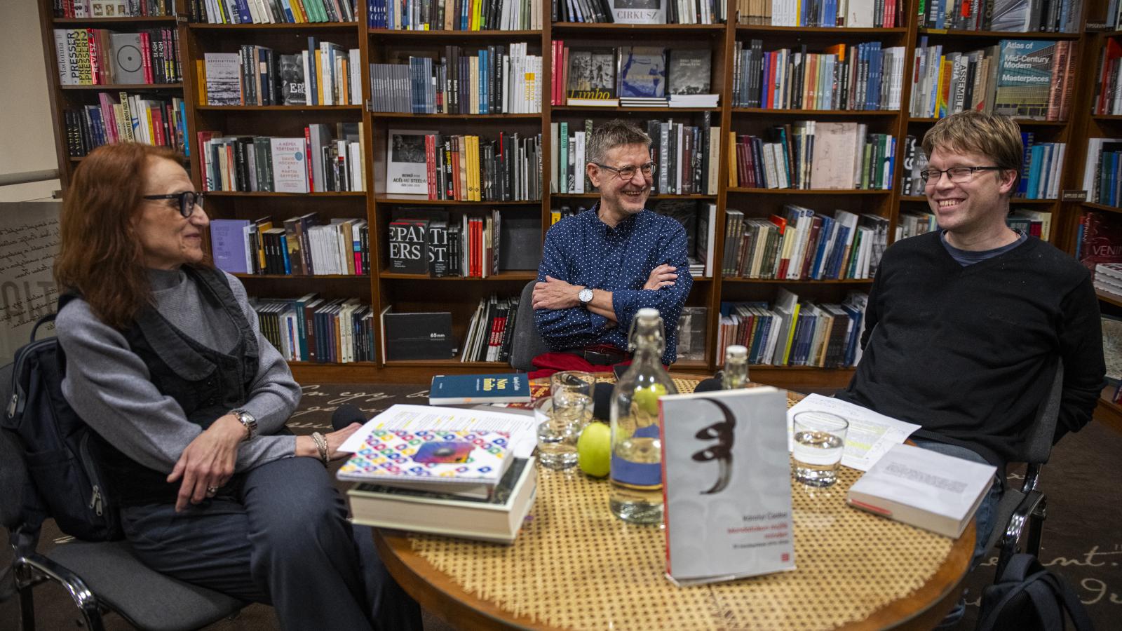 Hegedűs Claudia, Károlyi Csaba és Zelei Dávid az Írók Boltjában rendezett könyvbemutatón