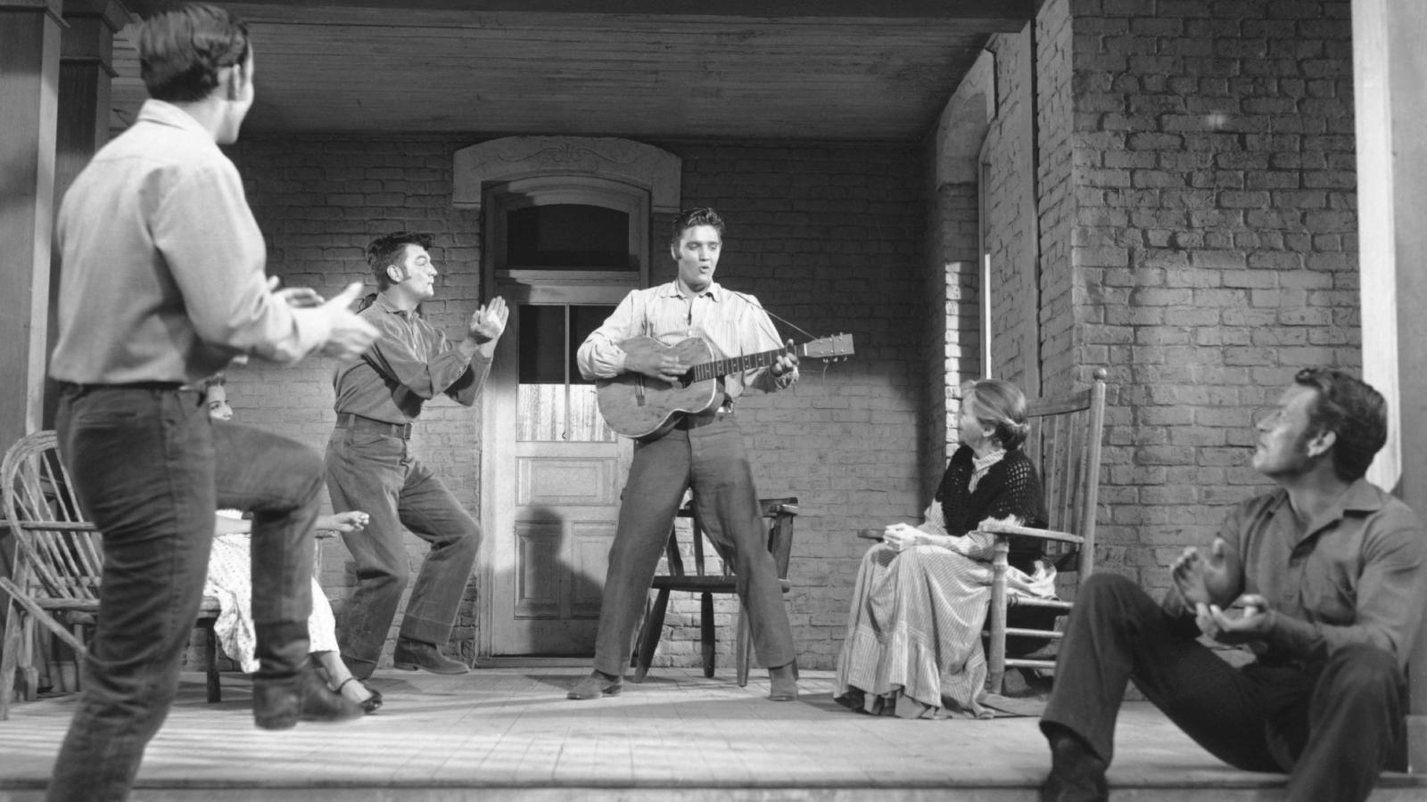 Elvis Presley a Love Me Tendert énekli az
azonos című filmben