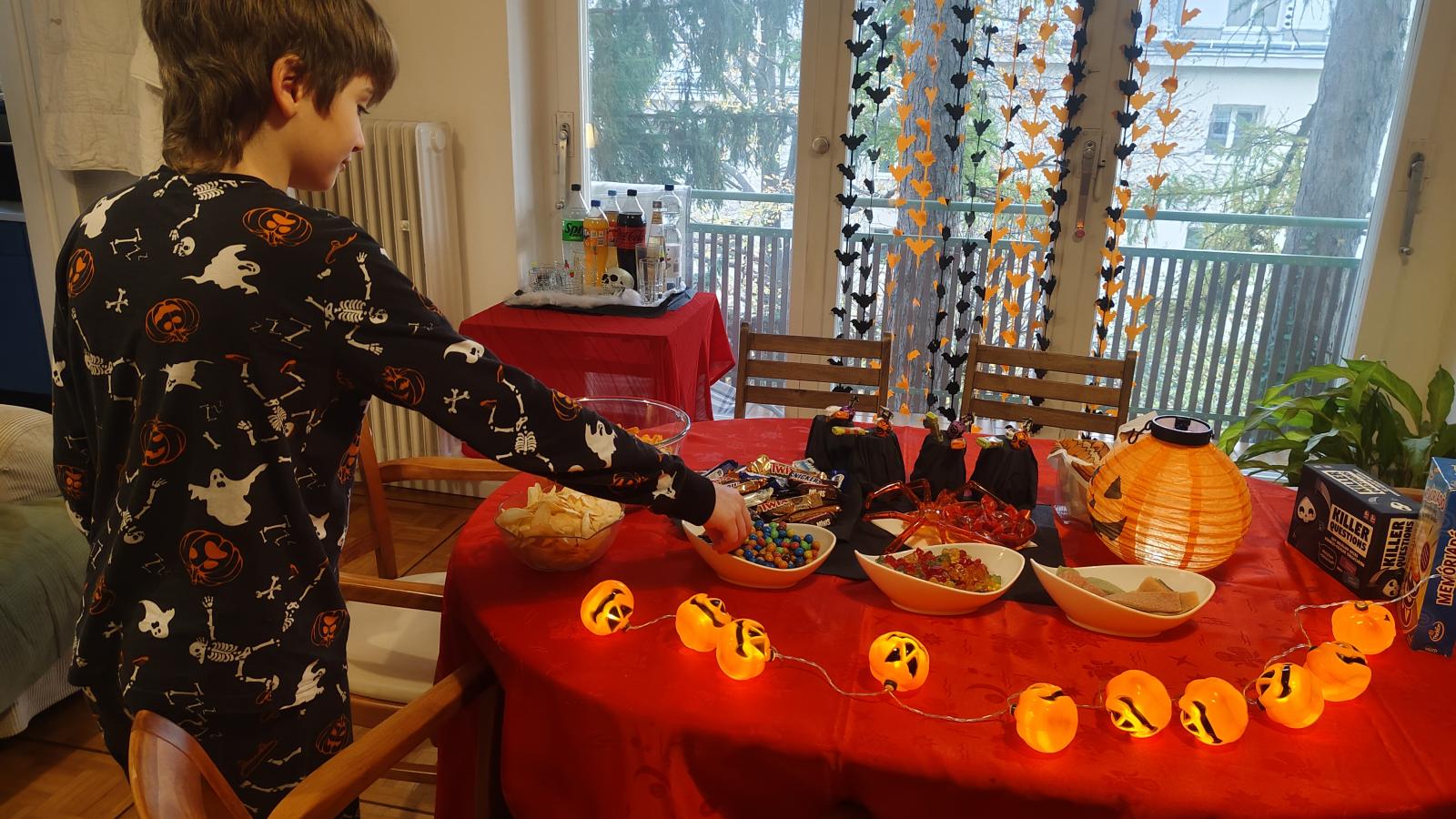 Duska a buli
előtt nem kis
munkával minden
papírtányért
fekete szalvétába
csomagolt,
és felvette a
halloweenes
pizsamáját.
Mindezt pedig
rengeteg édesség
koronázta
meg