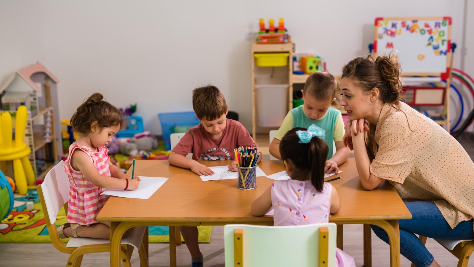 Diplomás óvónőből is egyre kevesebb van, de a kormány nem erre koncentrál