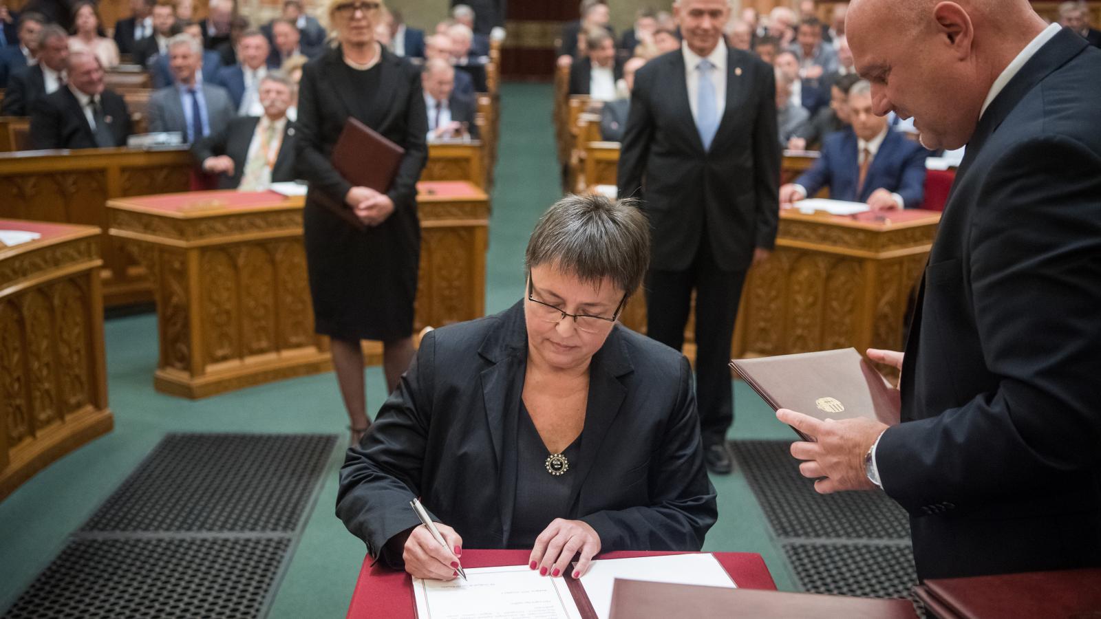 A most leköszönő Szalayné Sándor Erzsébet, az alapvető jogok biztosának a Magyarországon élő nemzetiségek jogainak védelmét ellátó megválasztott helyettese aláírja megbízólevelét 2019. november 4-én