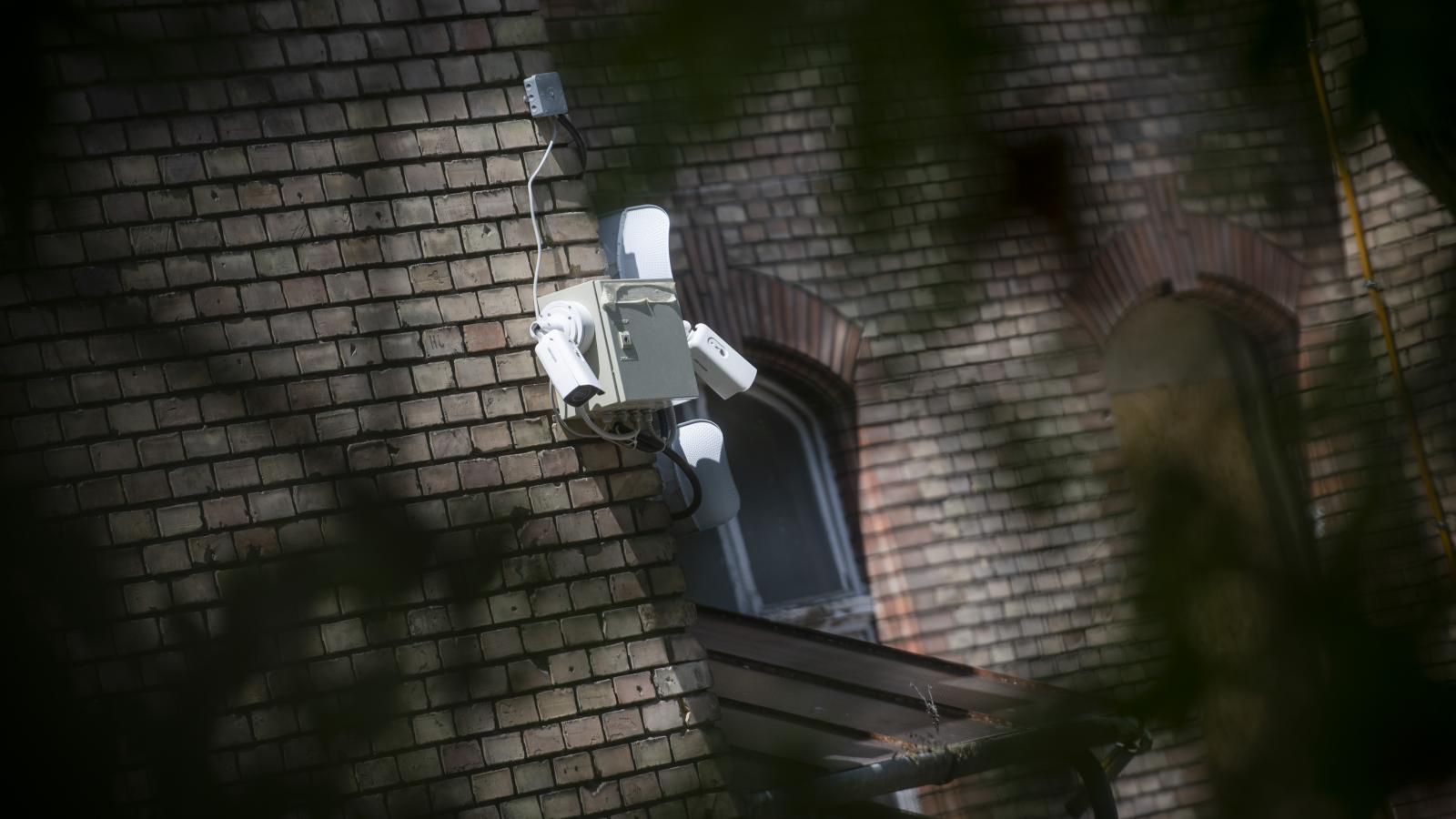 Illusztráció: Kamerák a Szent János Kórház egyik épületén