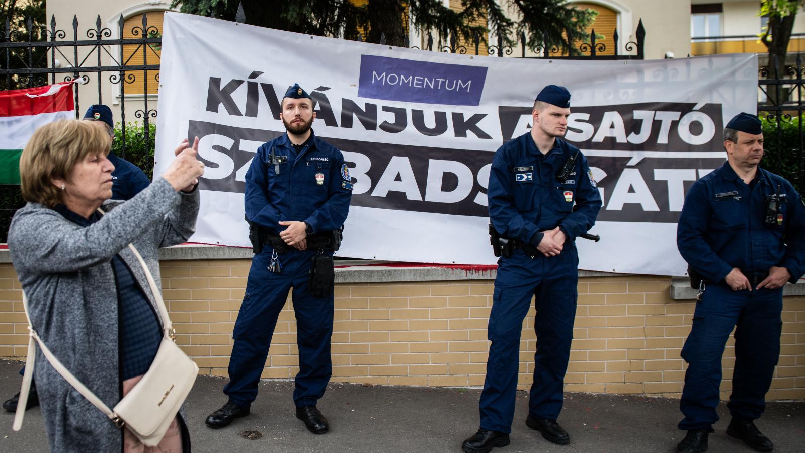 Illusztráció: Tüntetés a Szuverenitásvédelmi Hivatal előtt május 16-án 