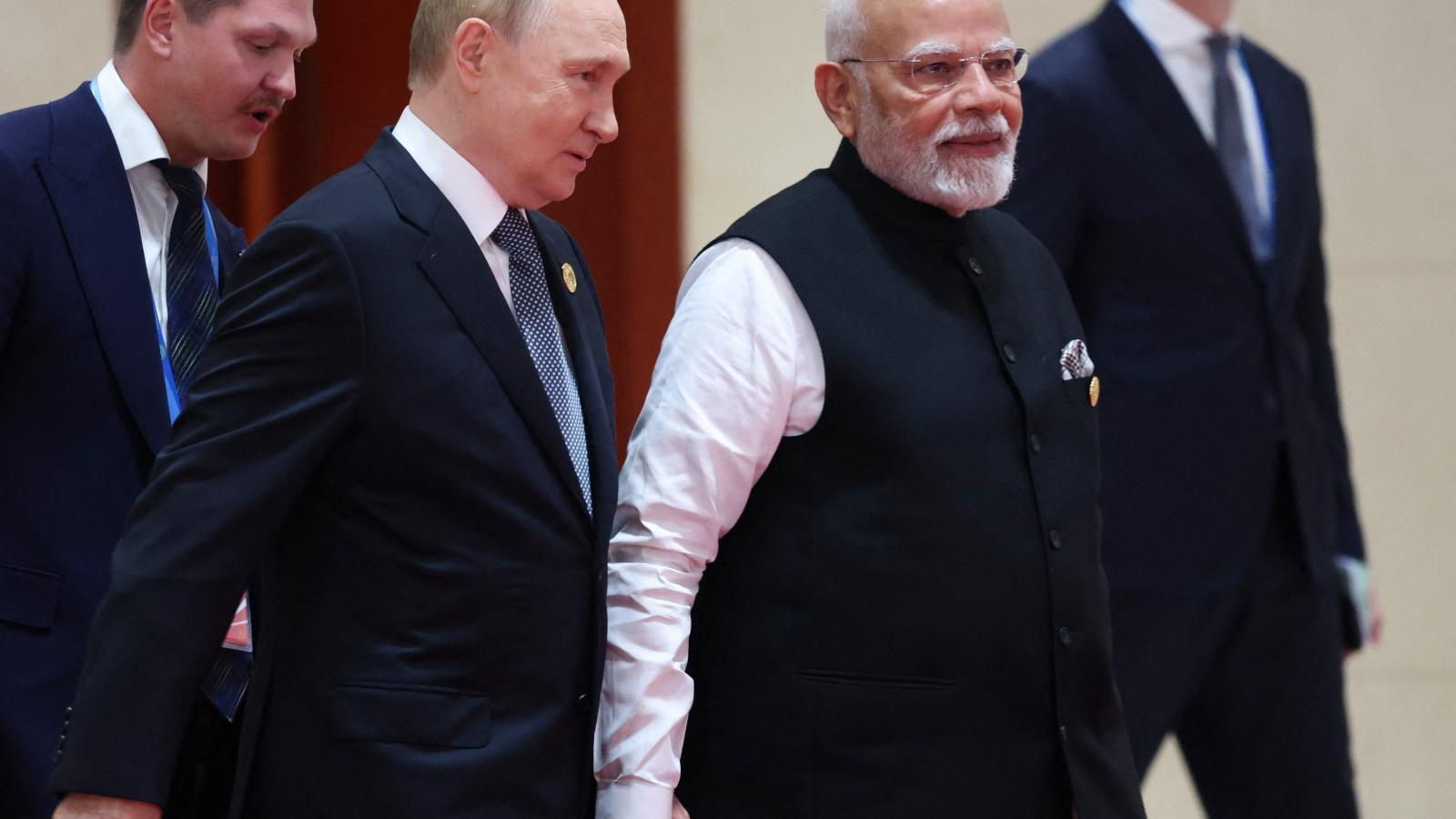 Vlagyimir Putyin orosz elnök és Narendra Modi miniszterelnök már idén szeptemberben is kézenfogva ment tárgyalóasztalhoz a kínai Tiemcsinben