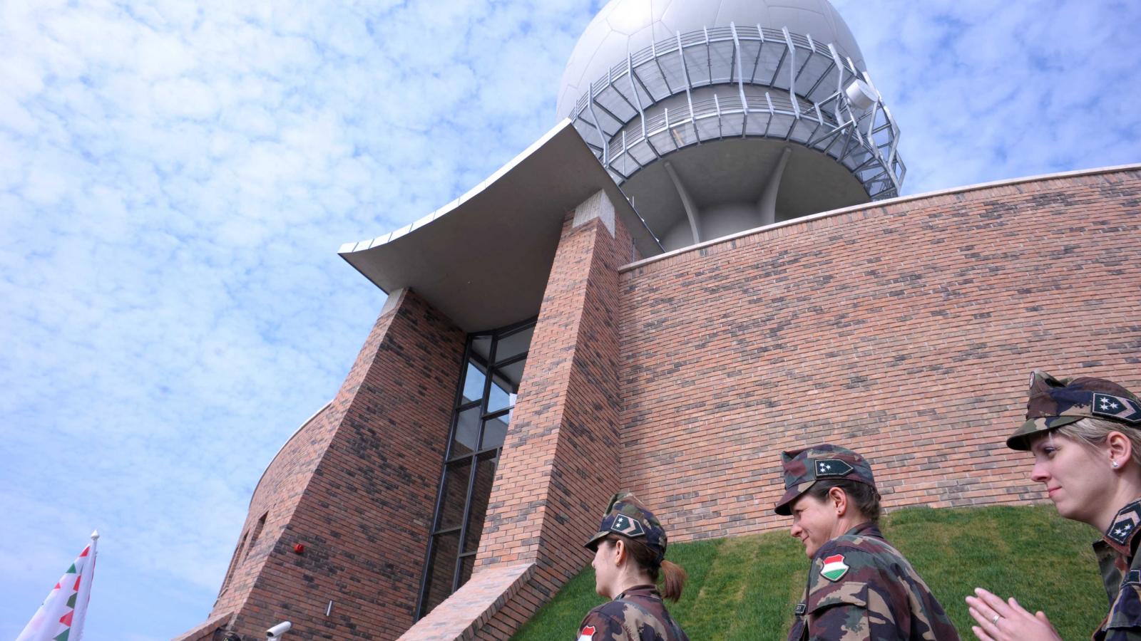 Illusztráció: A medinai NATO-radarállomás átadási ünnepsége 2014. március 18-án