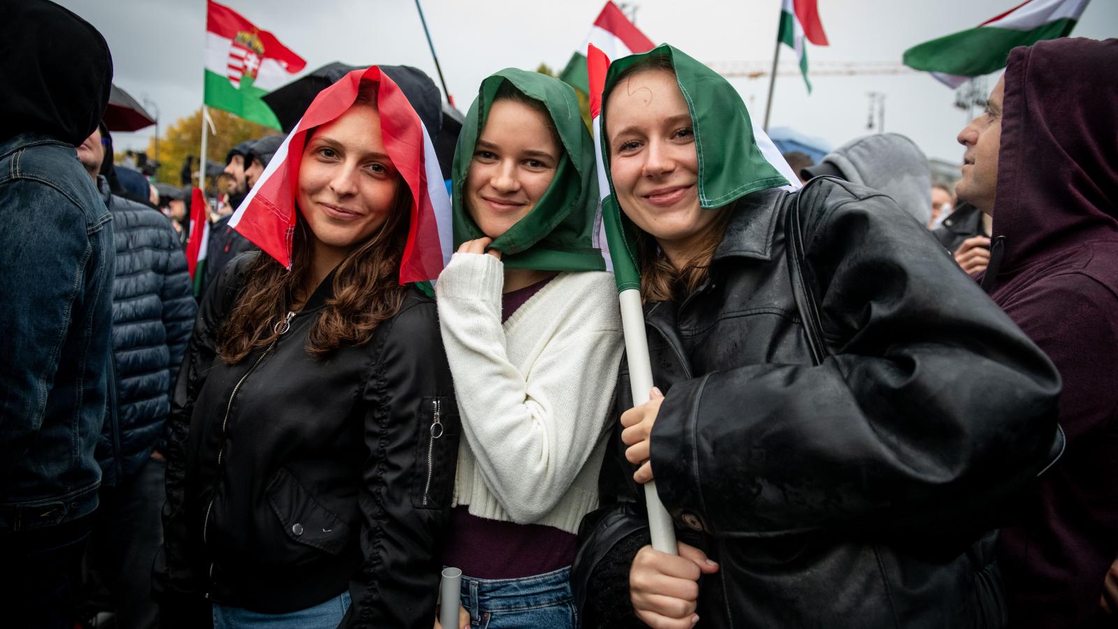 Résztvevők 2025. október 23-án a Tisza Párt felvonulásán