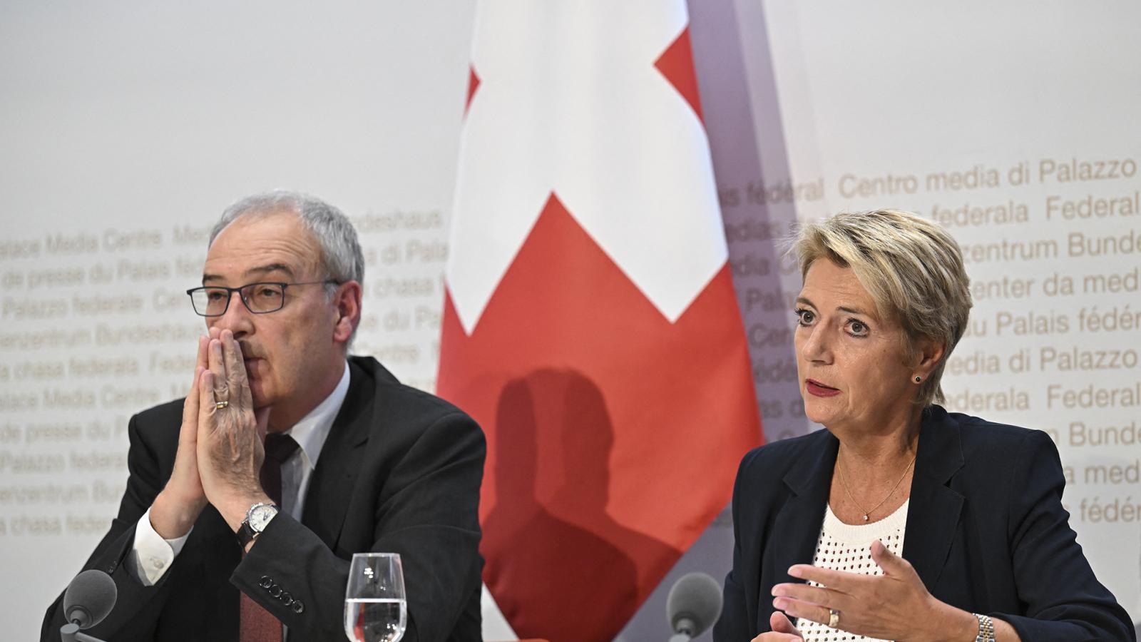 Karin Keller-Sutter elnök (J) és Guy Parmelin gazdasági miniszter. Svájc egyelőre egy jogilag nem kötelező érvényű ígéretet kapott Washingtontól