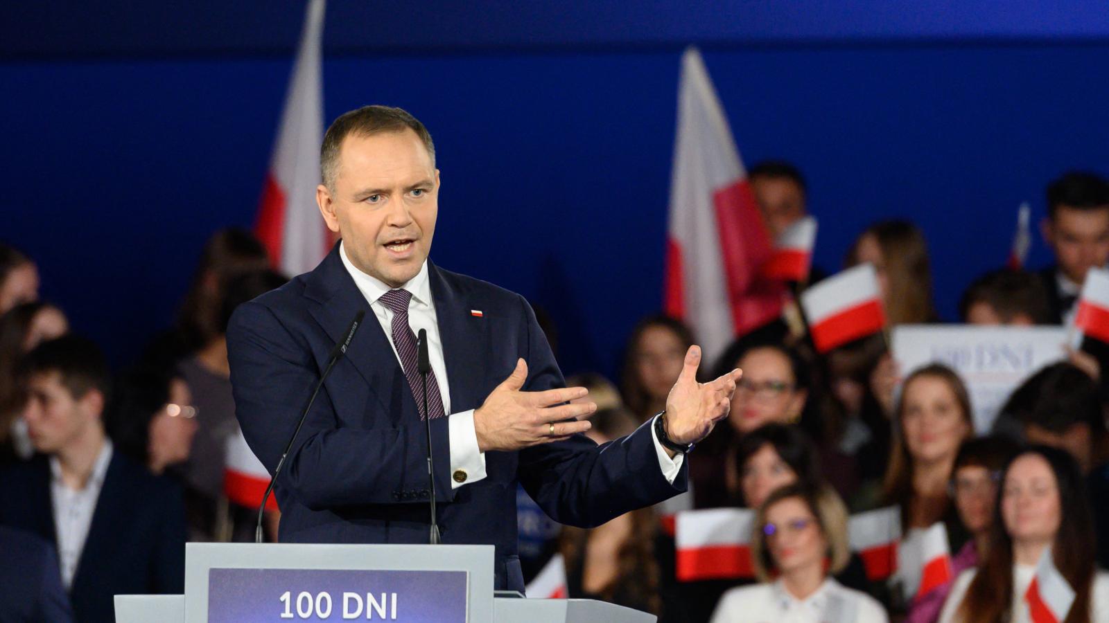 Múltjának feltárásával egészen más kép alakult ki Karol Nawrockiról, mint amit ő és mentorai szerettek volna