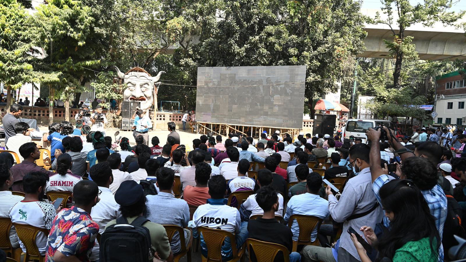 Sokan szabadtéri kivetítőn követték a Sejk Haszina elleni ítélet kihirdetését