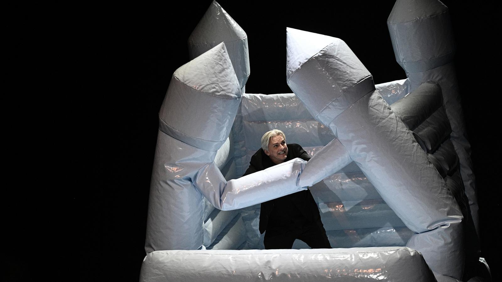 Alföldi Róbert mint Bruscon az előadás végi díszletben