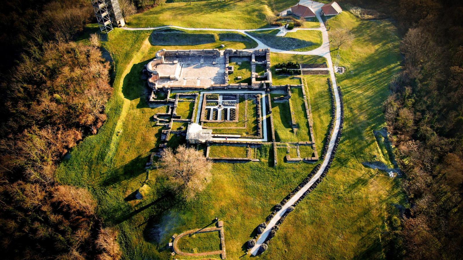 Vélhetőleg persze a lényeg, hogy jövő tavasszal már látható legyen valami a projektből, s így fel lehessen használni a kampányban