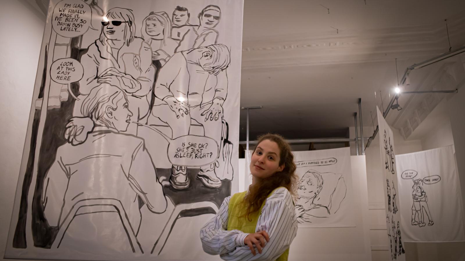 Poór Dorottya képzőművész a Földi boszorkányok című kiállításán