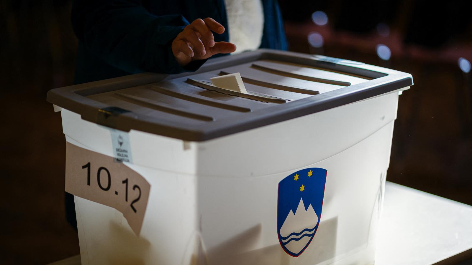 Egy választó leadja szavazatát Szlovéniában, az eutanázia legalizálásáról szóló törvényről tartott népszavazáson