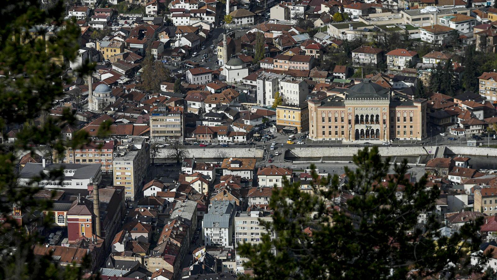 Valami ilyesmit láthattak a mesterlövészek, akik a Szarajevót körülvevő hegyekből lőtték az embereket
