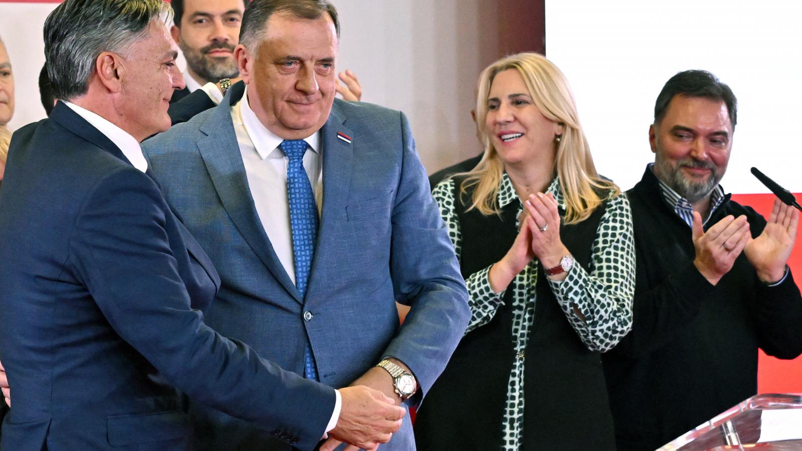Dodik (jobbra) ünnepli jelöltje,
Karan győzelmét