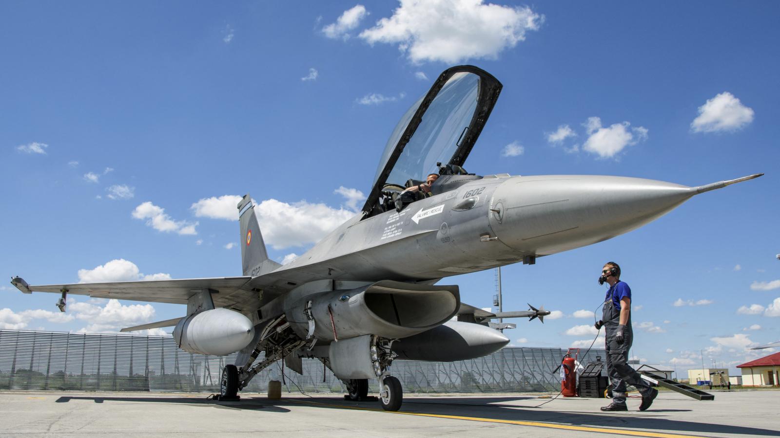 Román F-16-os harci repülőgép