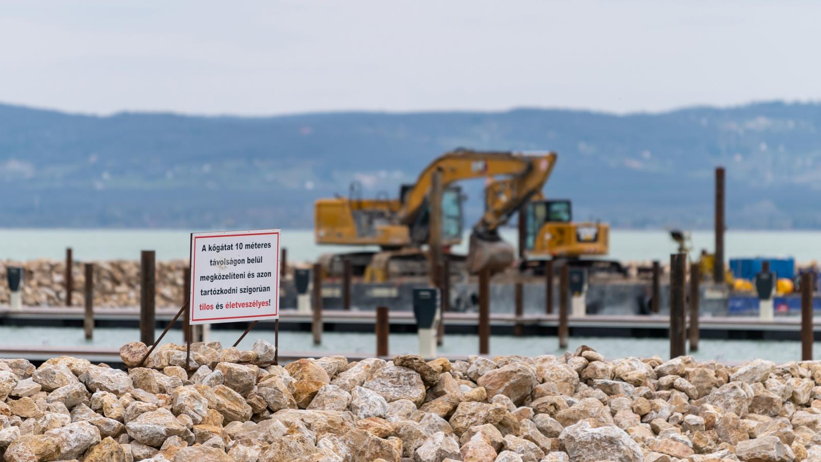 A földvári kikötőt építő cég szerint a Kúria ellehetetleníti a vállalkozásukat