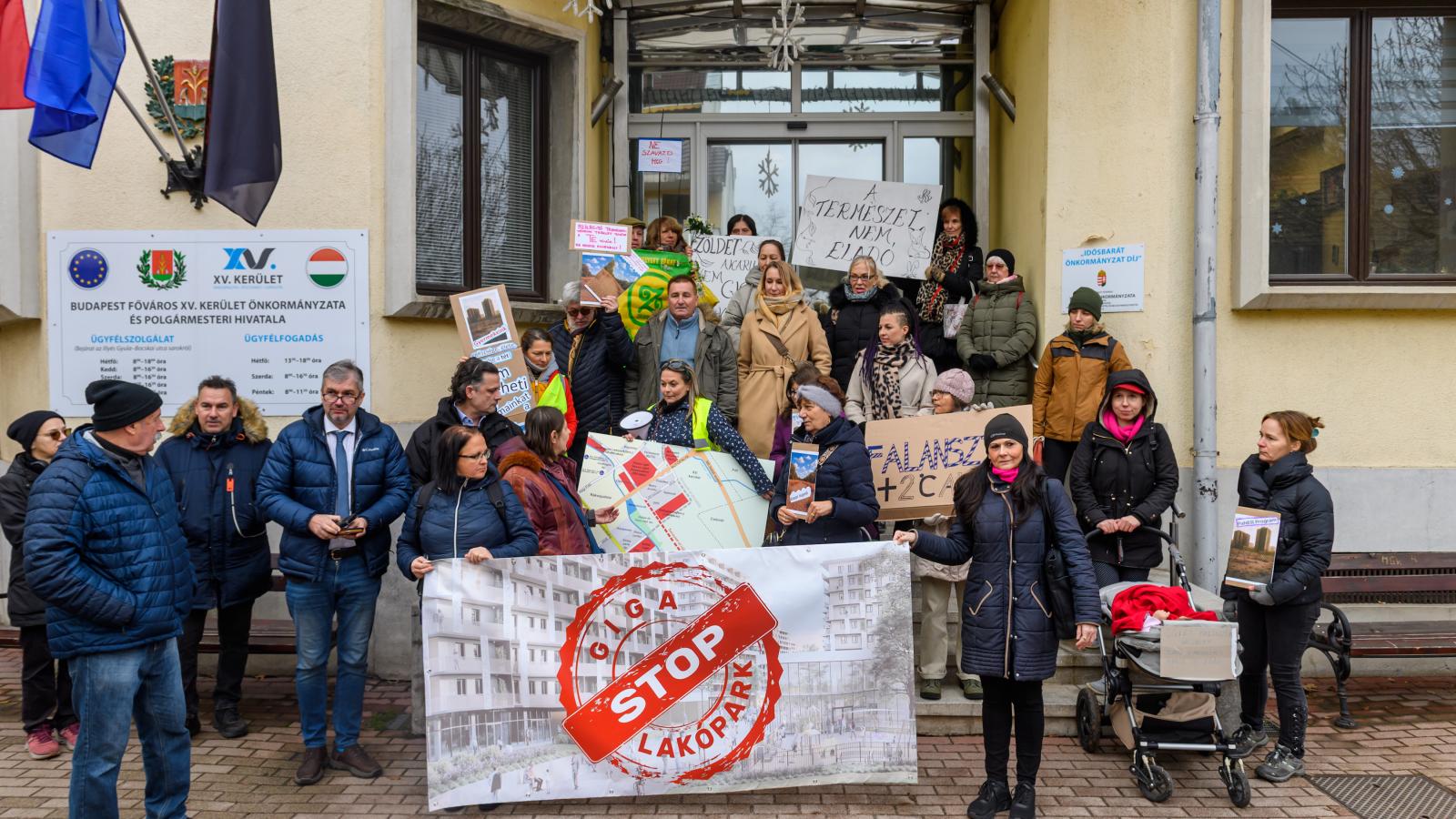 Lakossági tüntetés Hadházy Ákossal a beruházás ellen a XV. kerületi polgármesteri hivatalnál 2025. november 27-én