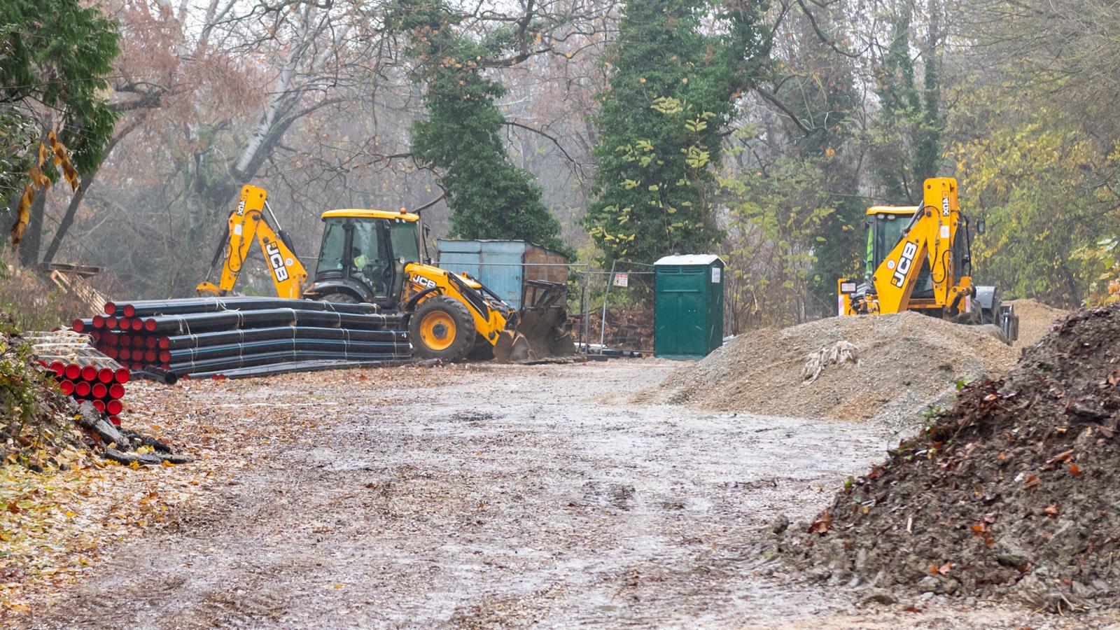 A beruházás célja a korábbi, elavult gerincvezeték cseréje, és egyúttal a felparcellázott luxustelkek teljes kiszolgálása