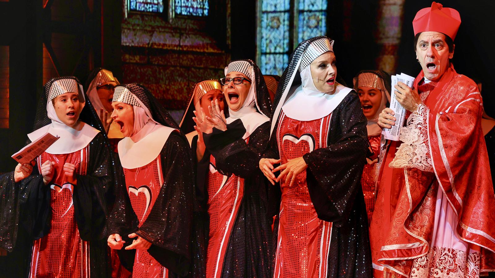 Apácák a pácban (jobboldalt: Peller Anna és Csonka András) az Erkel Színház Apáca Show című musicaljének előadásán