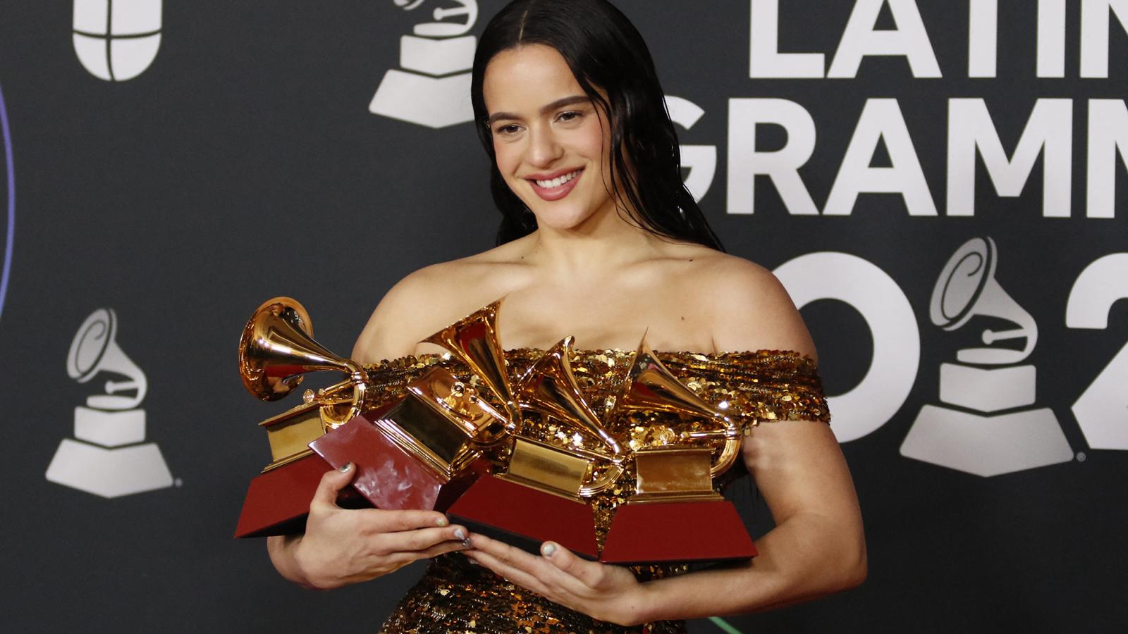 Rosalíának 11 Latin Grammy-díjat és 2 Grammy-díjat is sikerült bezsebelnie: előbbi versenyben többek között ő volt az első nő, aki egymás után kétszer is nyert a legjobb album kategóriában