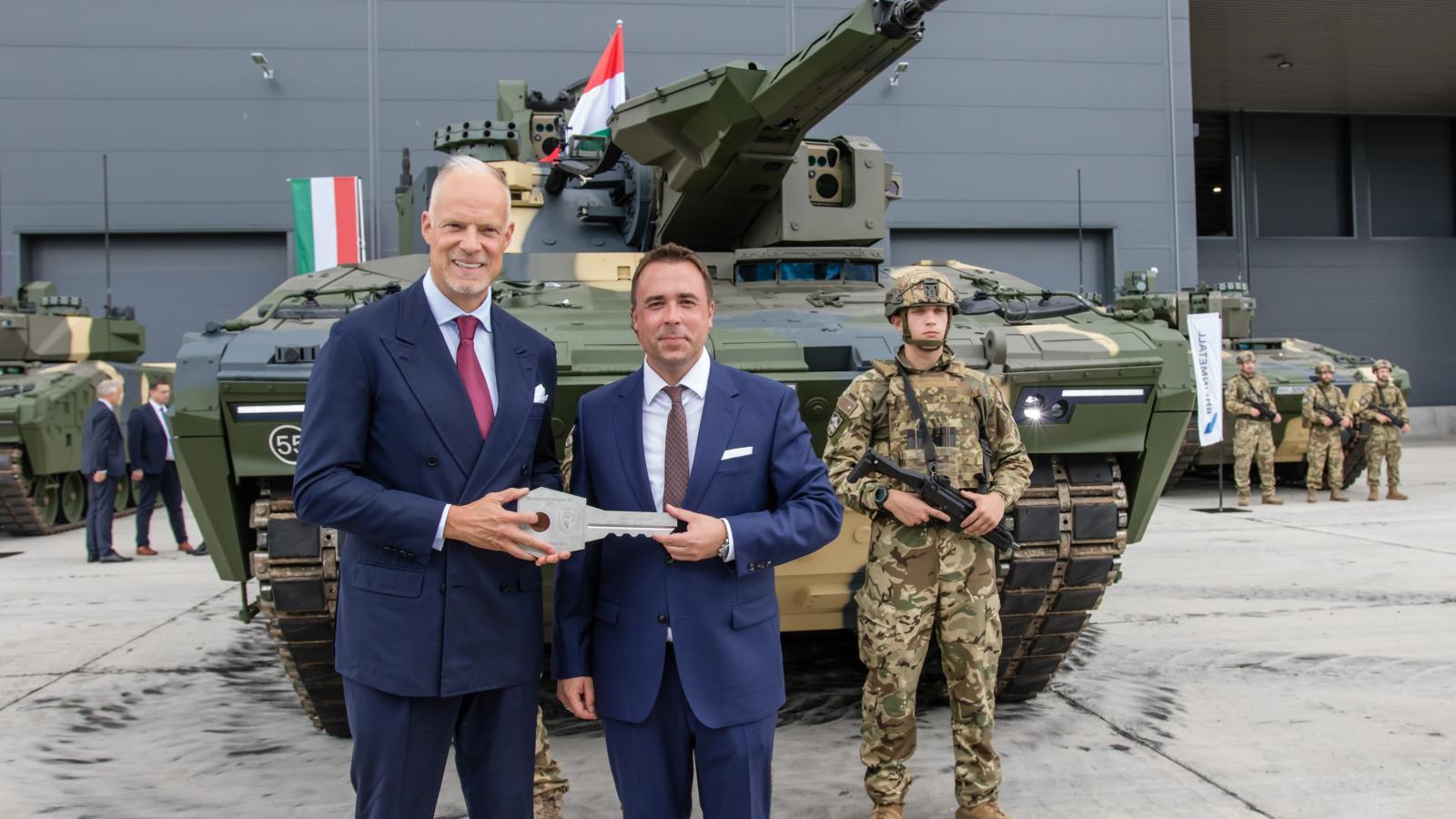 Szalay-Bobrovniczky Kristóf honvédelmi miniszter és Paul Walf, a Rheinmetall Hungary vezérigazgatója az első magyar gyártmányú Lynx KF-41 harcjármű előtt