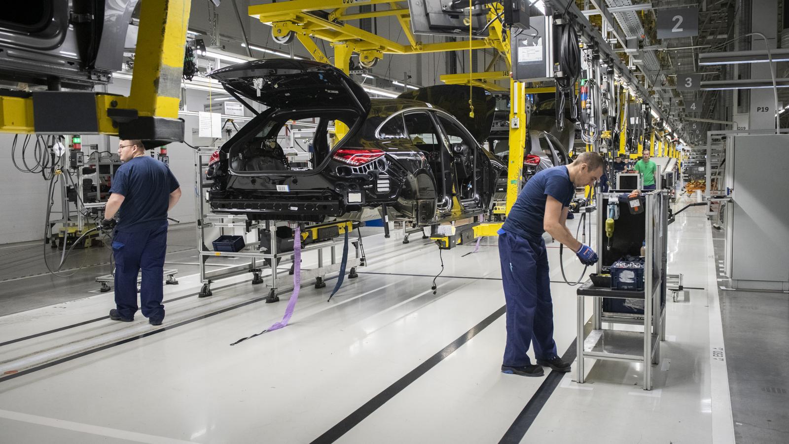 Az ipar teljesítménye ismét csökkent éves összehasonlításban, s ez visszahúzta a GDP-t