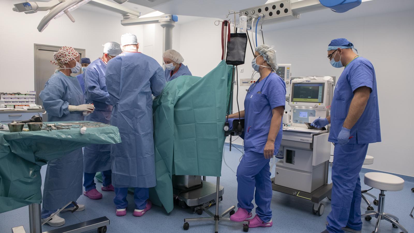 Műtét egy magánkórházban.