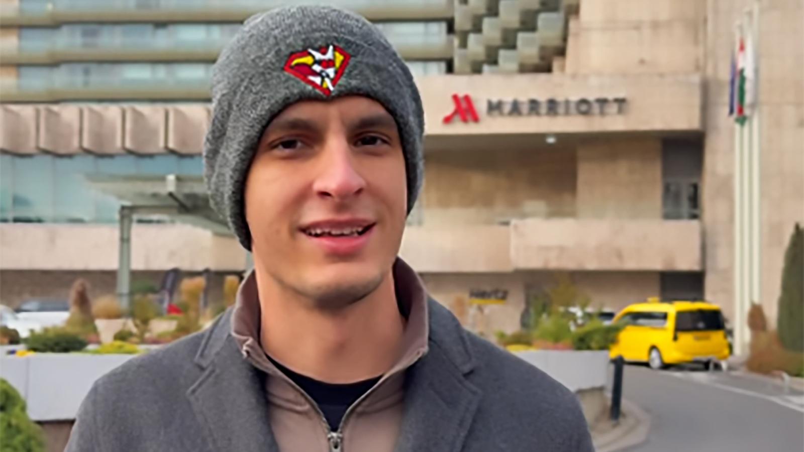 Sándor Balázs a Marriott Hotel előtt