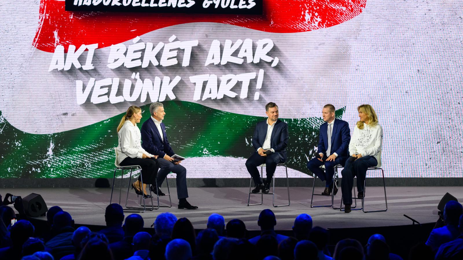 Középen Nacsa Olivér a digitális polgári körök által szervezett első háborúellenes gyűlésen november 15-én.