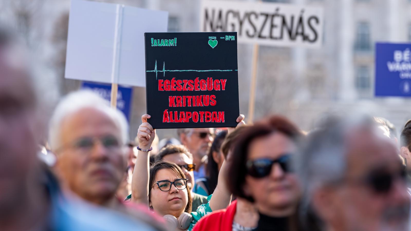Az egészségügy és az oktatás válsága, illetve a beruházások bizonytalansága együttesen egy olyan modellt rajzolnak ki, amely kifulladni látszik