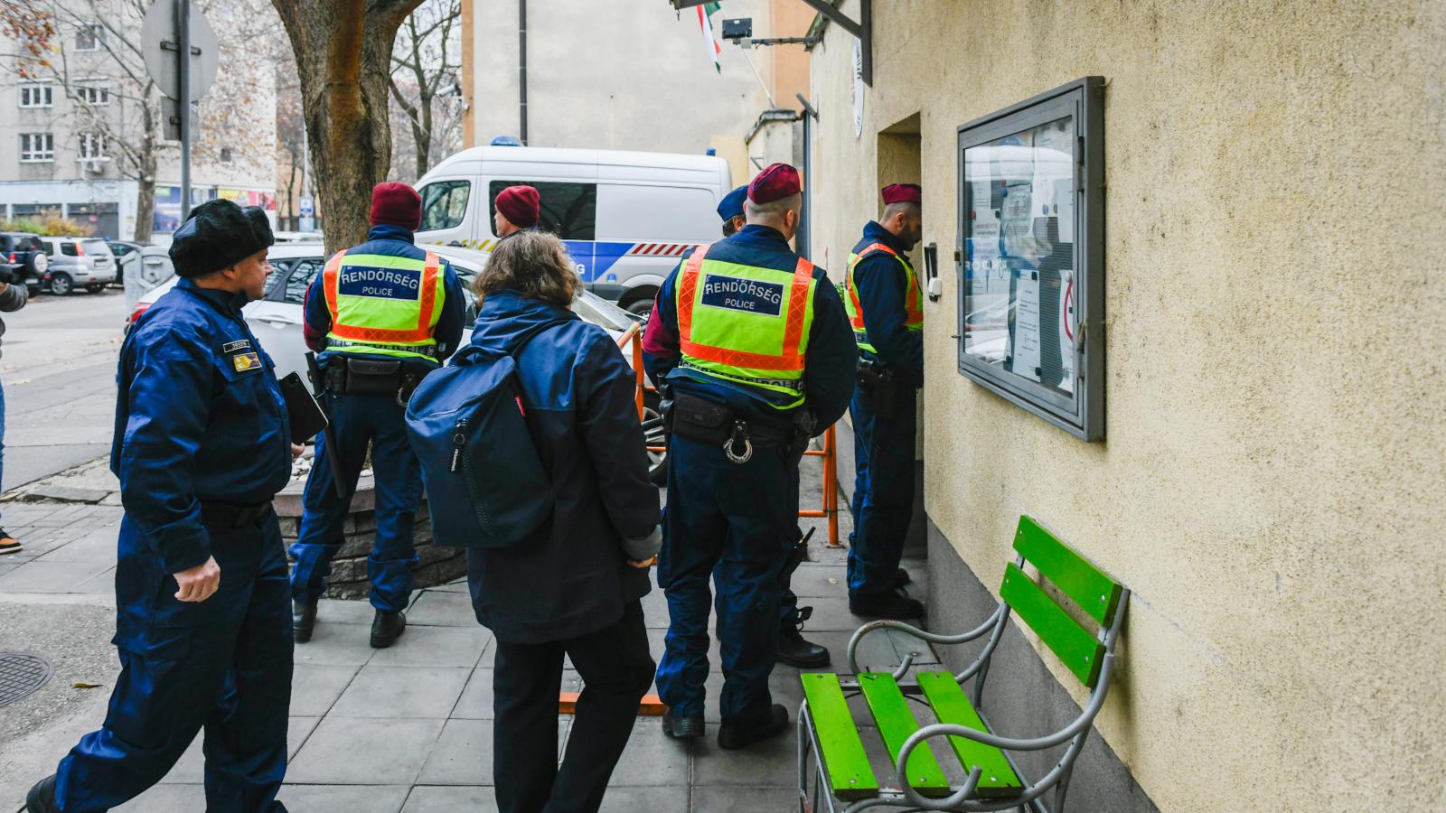 Rendőrök és bv-s dolgozók érkeznek a Szőlő utcai javítóintézetbe