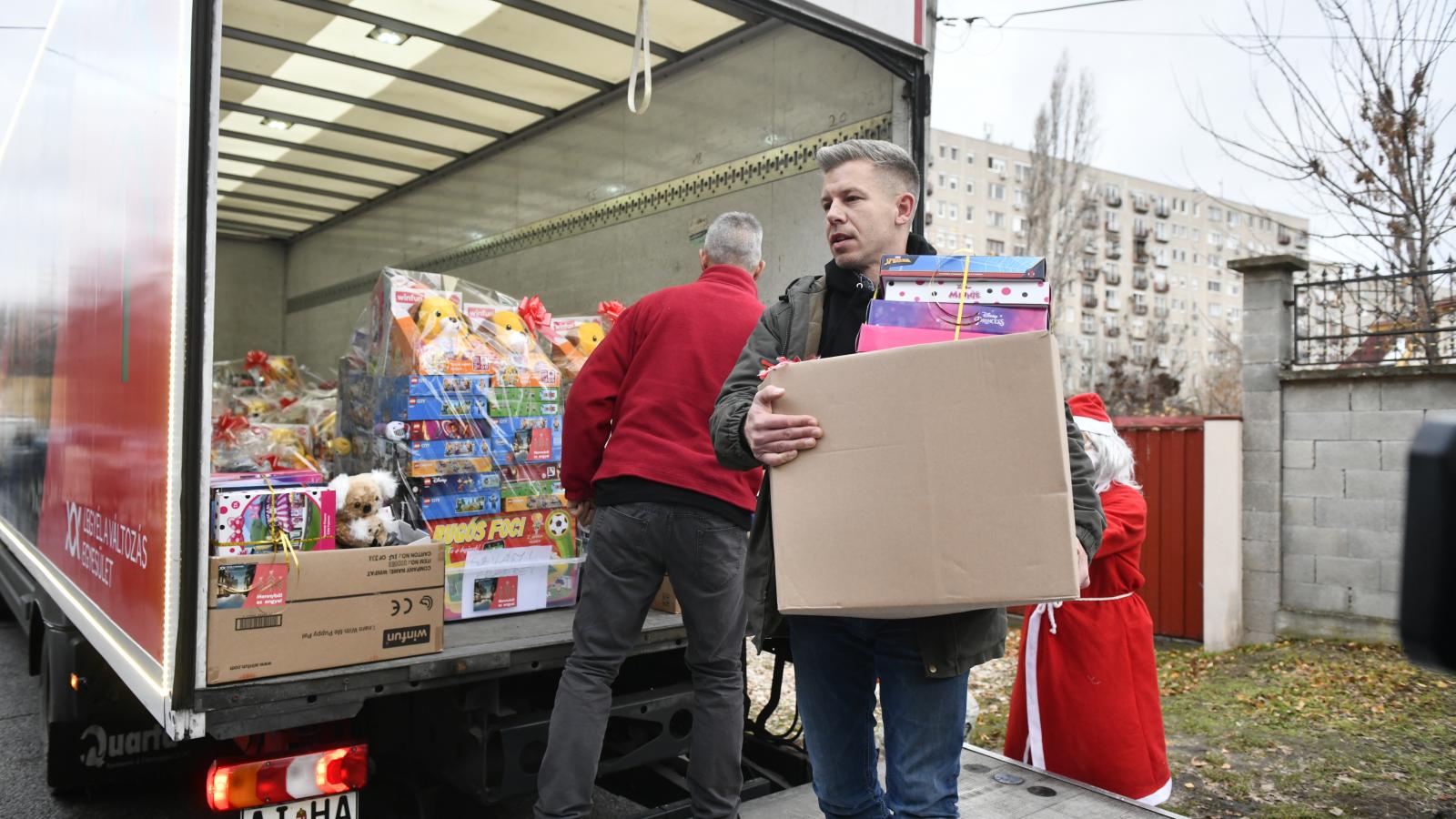 Magyar Péter karácsonyi adományokat visz a Szilágyi Erzsébet Gyermekotthonnak 2024. december 20-án.